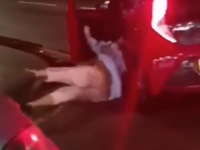 Video: Muž ťahal ženu za vlasy v idúcom aute, zábery šokovali verejnosť