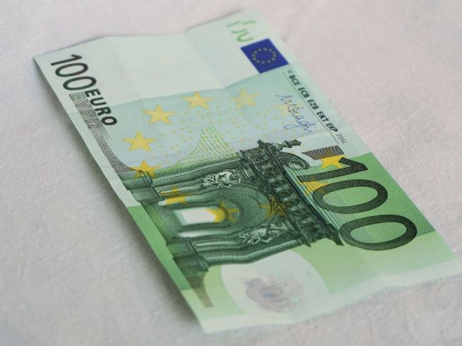 Rodičia tento mesiac dostanú príspevok 100 eur na nákup školských potrieb