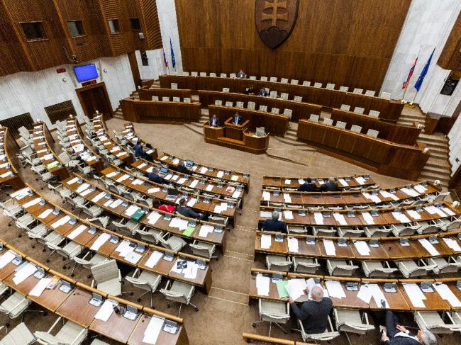 OĽaNO chce zrušiť vyplácanie platov poslancov po zániku ich mandátu