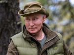 Putin si na narodeniny doprial víkend v tajge, na Kaukaze dostal ulicu