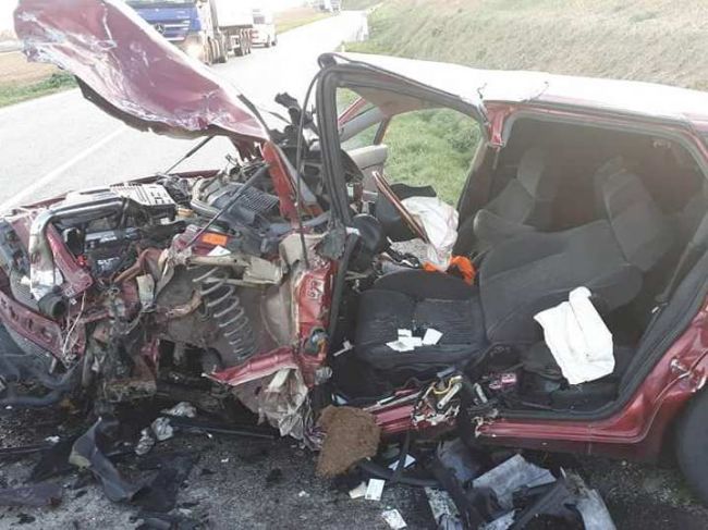 Polícia dokumentuje čelnú zrážku dvoch vozidiel