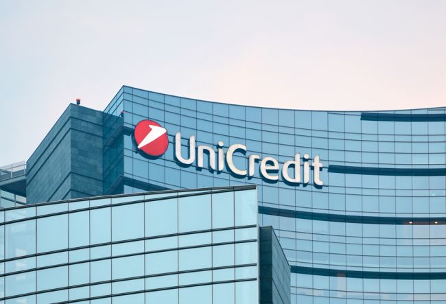 UniCredit pripravuje presunutie záporných úrokových sadzieb na veľkých klientov