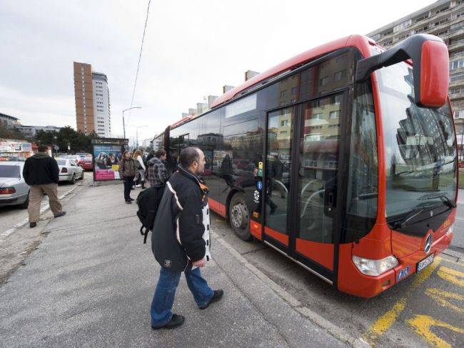V križovatke sa zrazili dve autá, dodávku odhodilo do autobusu