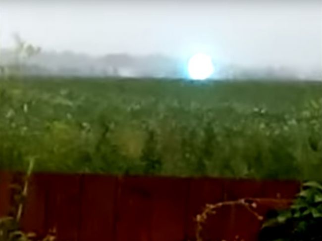 Video: Mužovi sa podarilo zachytiť pohľad na extrémne raritný guľový blesk