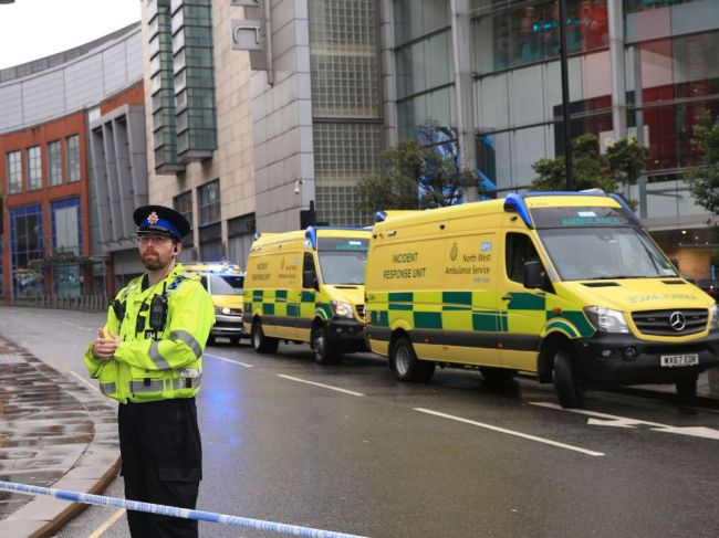 VIDEO: Muž pobodal v nožom v nákupnom centre v Manchesteri piatich ľudí