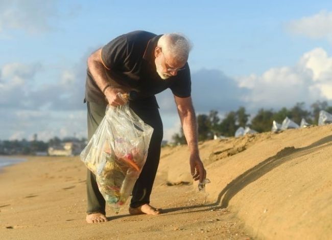 Premiér Módí zbieral v rámci kampane za čistú Indiu odpadky na pláži