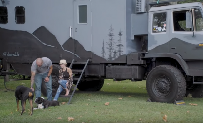 Video: Pár si kúpil vyradenú vojenskú techniku. Pozrite si, čo s ňou vo vnútri spravili