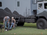 Video: Pár si kúpil vyradenú vojenskú techniku. Pozrite si, čo s ňou vo vnútri spravili