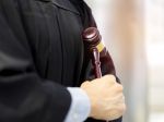 Novela, ktorá zbavuje sudcov v politike talára, vstúpila do účinnosti