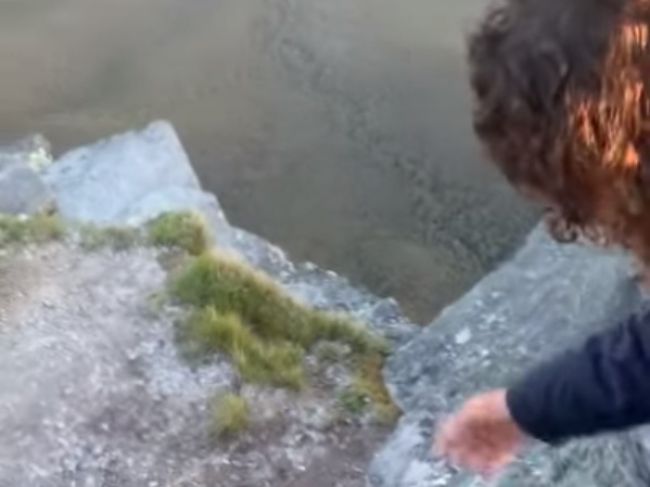 Video: Turisti hádzali kamene do priepasti. Tie sa vo vzduchu otočili a vrátili späť