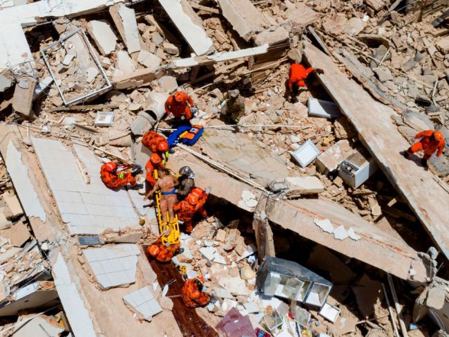 Video: Po zrútení budovy v meste Fortaleza hlásia mŕtveho a 9 nezvestných