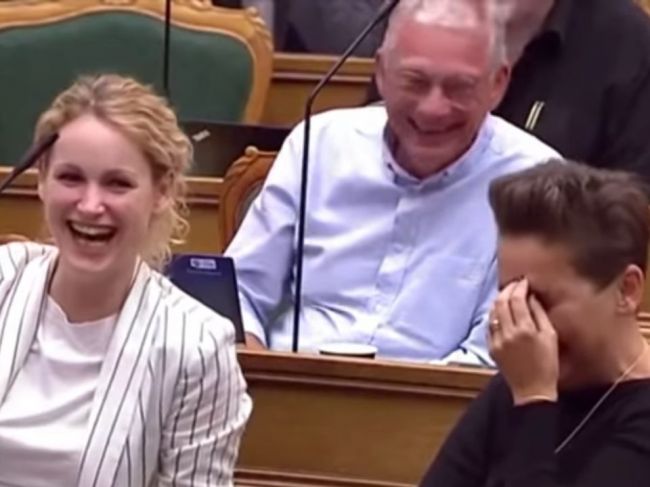Video: Dánska premiérka pri svojom príhovore rozosmiala parlament