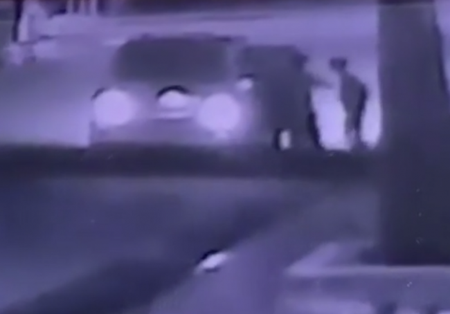 Video: Ženu vtiahli do auta traja muži. Jej hrozný osud zachytila kamera