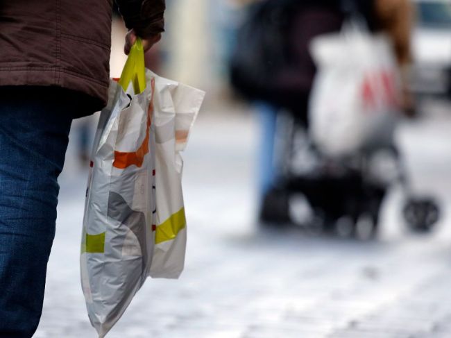 Plastové tašky by sa na Slovensku mohli úplne zakázať