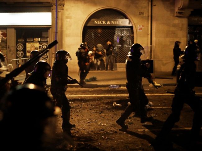 Barcelona má za sebou štvrtú noc násilností