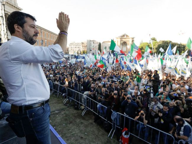 V Ríme sa zišli tisíce Salviniho sympatizantov, žiadali demisiu vlády