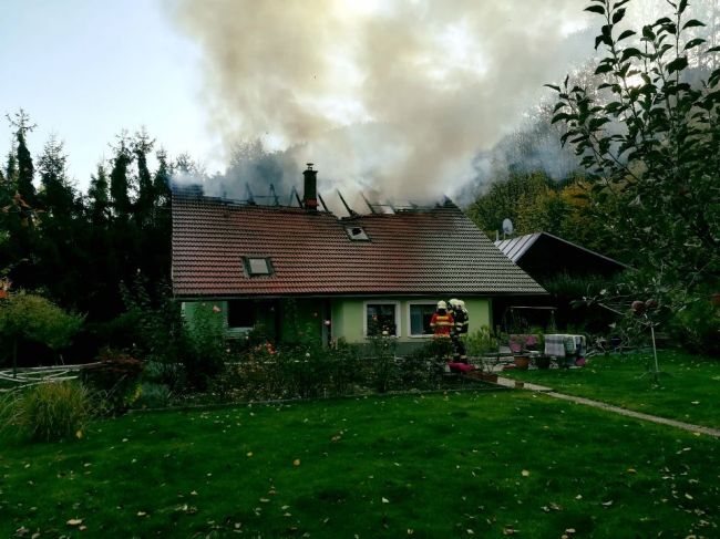 Rodinný dom v Kremnici podpálili úmyselne, nájdeného muža zachránili