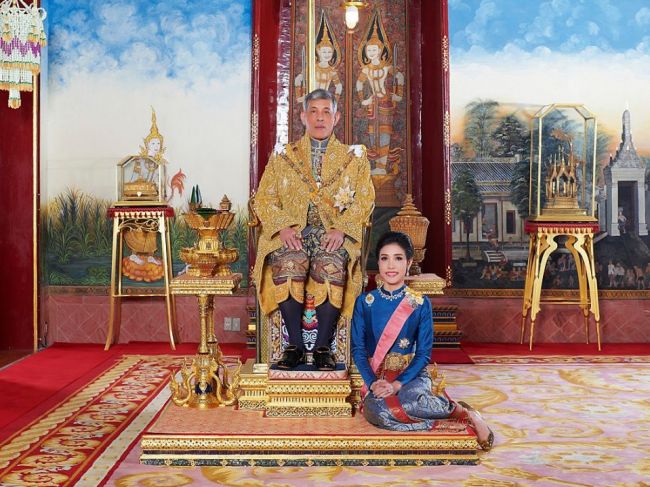 Thajsky kráľ zbavil svoju konkubínu všetkých titulov a hodností
