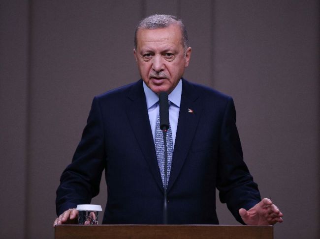 Erdogan: Turecko rozdrví kurdských militantov, ak zostanú v bezpečnostnej zóne