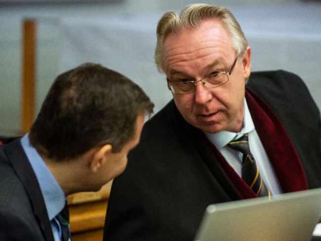 Na pojednávaní k zmenkám čítali Volzovej výpoveď, Para dal námietku zaujatosti