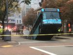 Video: Na ulici v Pittsburghu sa otvorila diera, prepadla sa do nej časť autobusu
