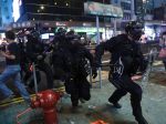 Lídrovi opozičných protestov v Hongkongu nepovolili kandidovať v miestnych voľbách