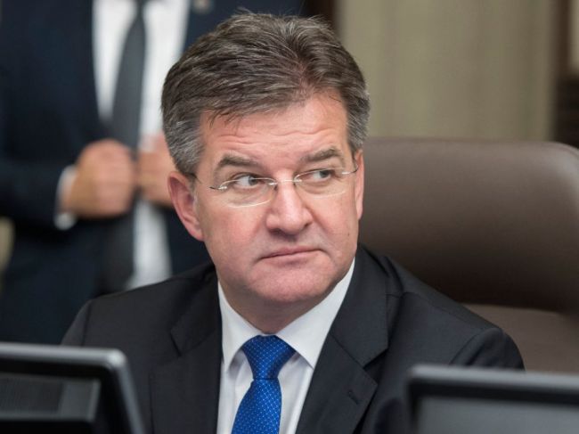 Koaliční politici reagovali na schválenie 50-dňového moratória na predvolebné prieskumy