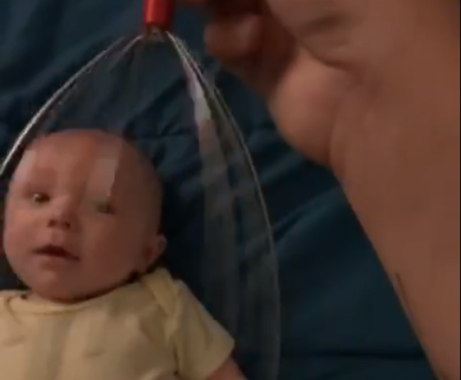 Video: Mamička našla zvláštny spôsob, ako utíšiť plačúce dieťa