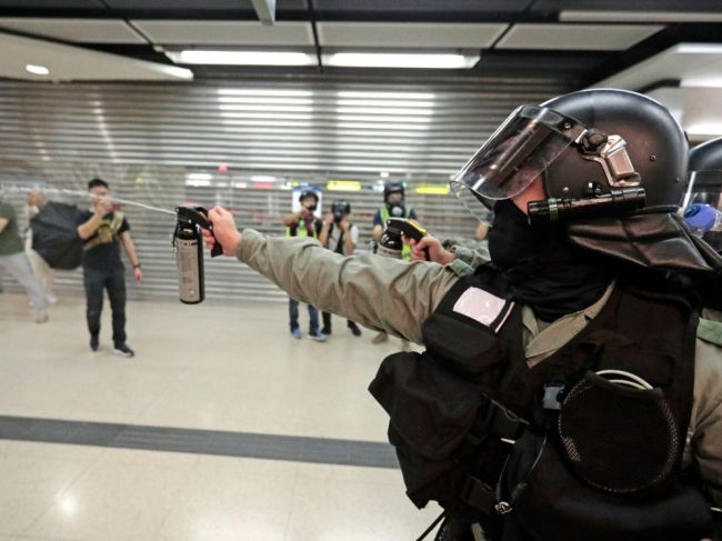 Čínske štátne médiá vyzvali na tvrdší postoj voči protestujúcim v Hongkongu