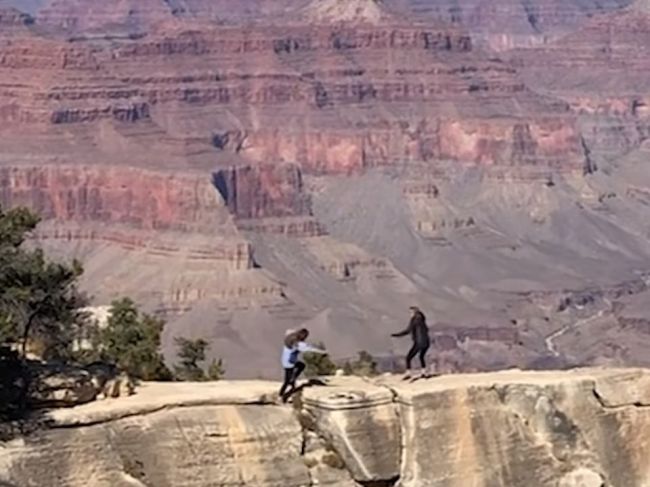 Video: Turistka pri fotení v Grand Canyone zabudla sledovať, kam stúpa