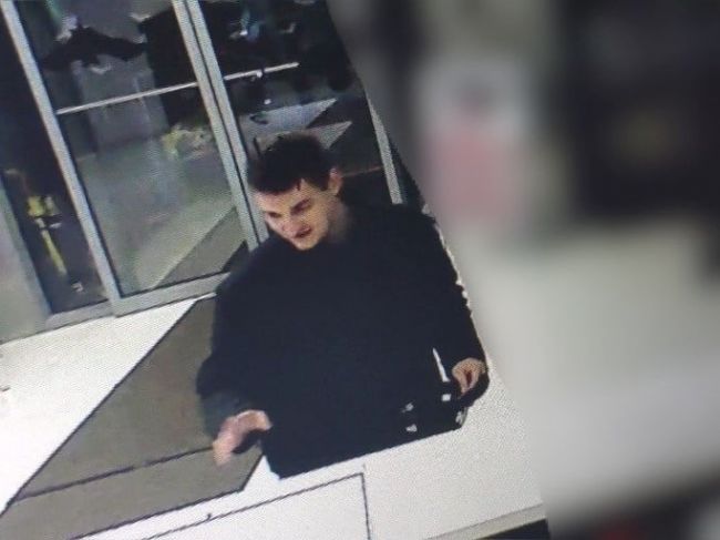 FOTO: Mladík, ktorý nožom zaútočil na Banskobystričanku, je stále na úteku