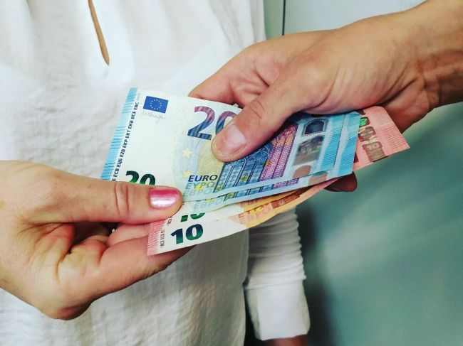 NAKA zadržala lekárku pri preberaní úplatku