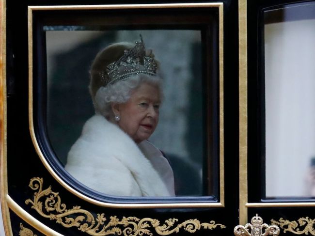 Britská kráľovná Alžbeta sa zbaví oblečenia s pravou kožušinou
