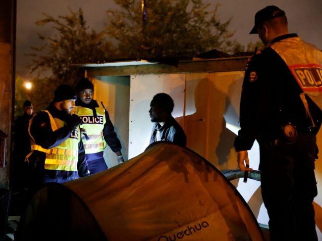 Polícia začala rušiť ďalší z utečeneckých táborov v Paríži