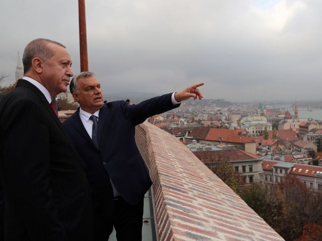 Erdogan v Budapešti: Ak nebude iné riešenie, otvoríme migrantom hranice