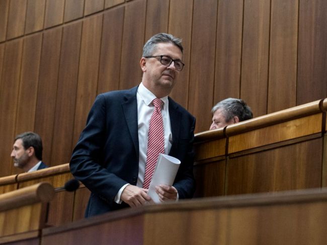 Vymieňať figúrky nestačí, reagujú na Glváča Za ľudí a PS/Spolu