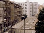 Pred 30 rokmi dostal Berlínsky múr prvú trhlinu