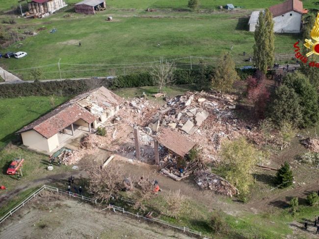 Zadlženého muža obvinili z explózie na svojej farme, zabil 3 hasičov