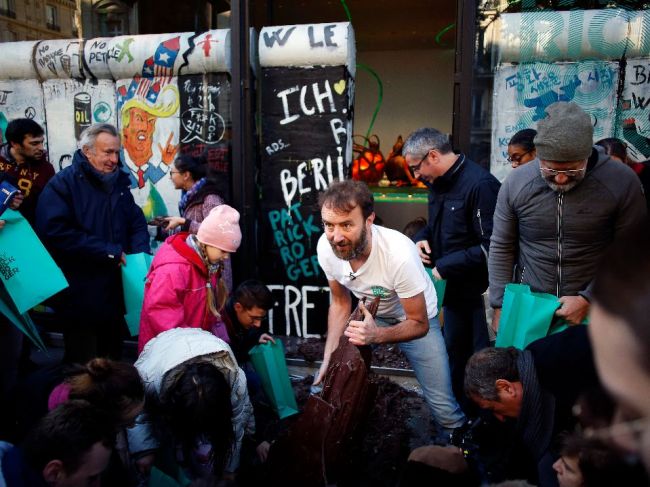 V Paríži zbúrali Berlínsky múr z čokolády - takto chutí sloboda