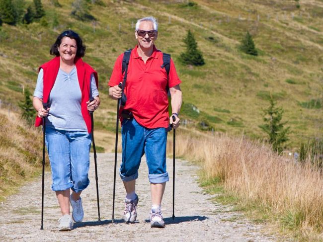 Pri nordic walkingu pracuje vyše 90 percent svalov. Poznáte všetky jeho výhody?
