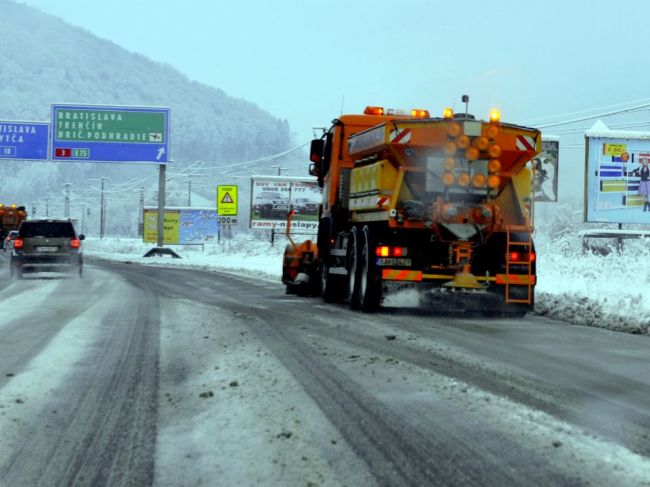 Snehová nádielka zamestnala cestárov v Žilinskom kraji