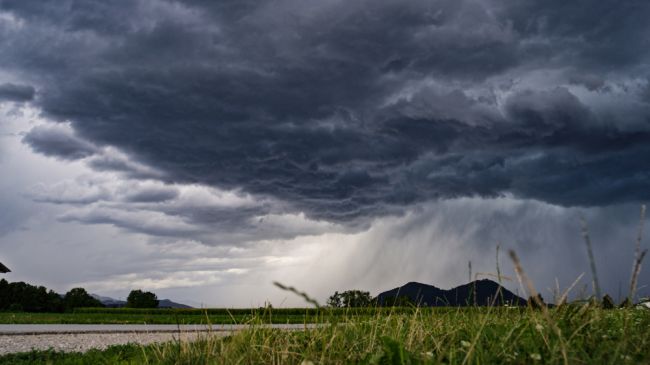 Meteorológovia varujú pred dažďom i silným vetrom v týchto oblastiach Slovenska
