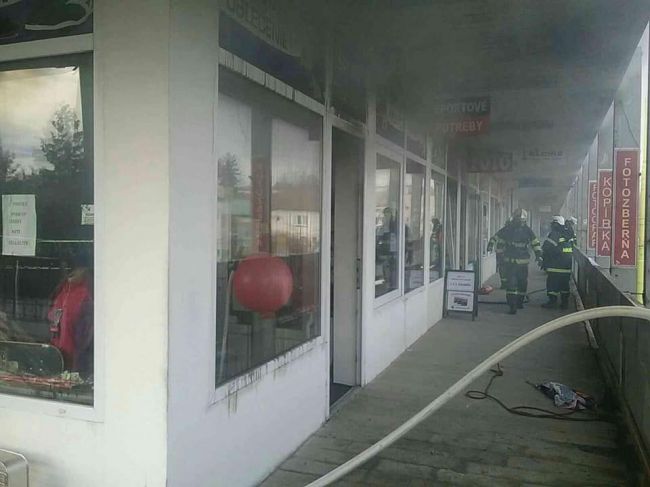 Pri požiari v Stropkove zasahovali dve desiatky hasičov