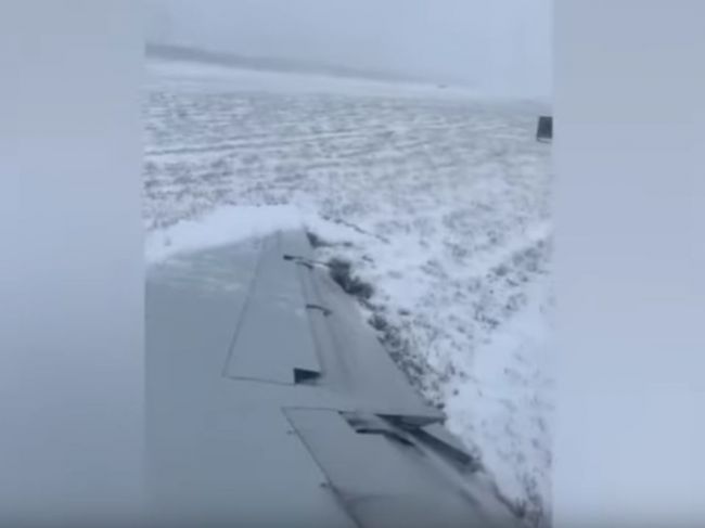 Video: Takto to vyzerá, keď lietadlo na dráhe dostane šmyk