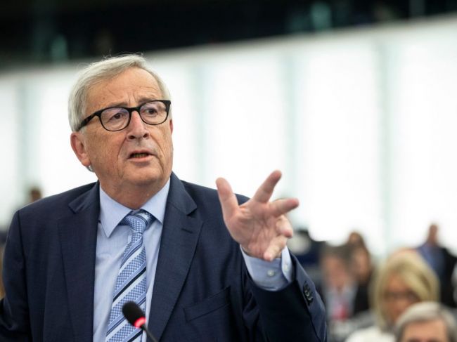 Šéf EK Juncker sa zostavuje po úspešnej operácii