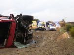 Do nitrianskej nemocnice už priviezli prvých zranených z nehody autobusu