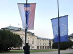 Ministerstvo vnútra kvôli štátnemu smútku vyzvalo na úpravu vlajkovej výzdoby
