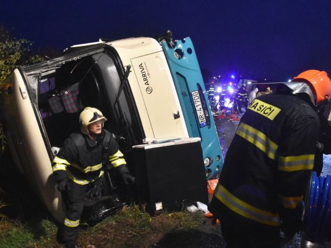 Chlapec zranený pri tragickej nehode autobusu stále bojuje o život