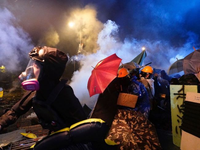 Hongkong: Polícia začala protestujúcich vytláčať z univerzitného kampusu