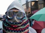 Zákaz nosenia masiek počas demonštrácií v Hongkongu je podľa súdu "neústavný"